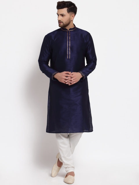 MOHANLAL SONS Men Navy Blue & Gold-Toned Solid Mandarin Collar Dupion Silk Straight Kurta
MOHANLAL SONS Men Navy Blue & Gold-Toned Solid Mandarin Collar Dupion Silk Straight Kurta