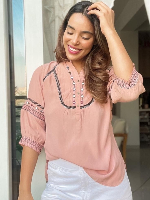 Lakshita Women Pink Embroidered Kurti