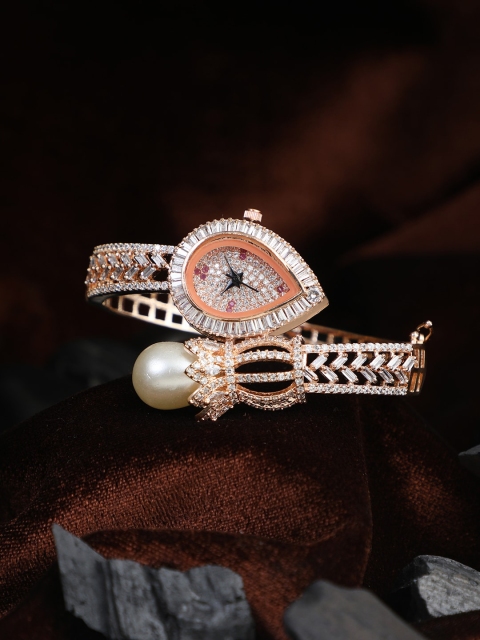 Adwitiya Women White Embellished Dial & Rose Gold Toned Bracelet Style Straps Analogue Watch
Adwitiya Women White Embellished Dial & Rose Gold Toned Bracelet Style Straps Analogue Watch