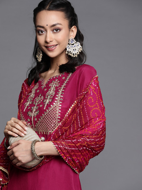 Varanga Women Magenta Ethnic Motifs Yoke Design Gotta Patti Kurta with Trousers & With Dupatta
Varanga Women Magenta Ethnic Motifs Yoke Design Gotta Patti Kurta with Trousers & With Dupatta