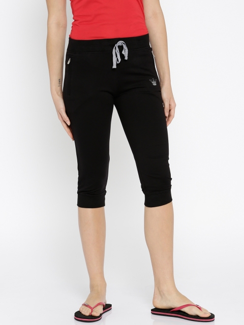 Red Rose Black Capris