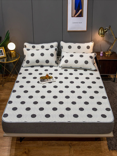 JC Collection White & Black Printed Double Queen Bed Cover With 2 Pillow Covers
JC Collection White & Black Printed Double Queen Bed Cover With 2 Pillow Covers