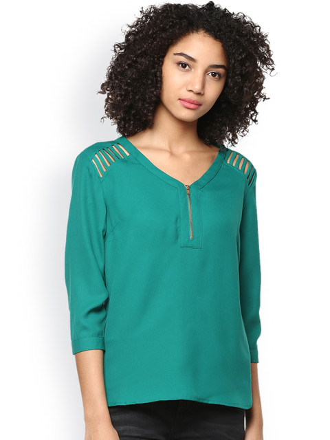 Harpa Green Top with Cut-Out Detail
Harpa Green Top with Cut-Out Detail