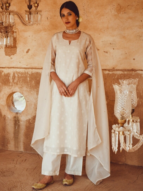KARAJ JAIPUR Women Cream-Coloured Ethnic Motifs Chanderi Cotton Kurta with Trousers & With Dupatta
KARAJ JAIPUR Women Cream-Coloured Ethnic Motifs Chanderi Cotton Kurta with Trousers & With Dupatta