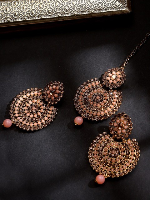 STEORRA JEWELS Gold-Plated Peach-Coloured Contemporary Chandbalis Earrings & Maangtikka
STEORRA JEWELS Gold-Plated Peach-Coloured Contemporary Chandbalis Earrings & Maangtikka