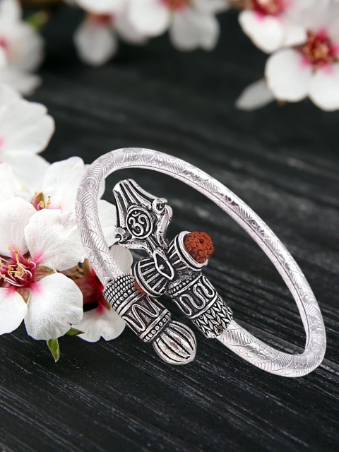 YOUSTYLO Unisex Silver-Toned & Red Temple Silver-Plated Kada Bracelet