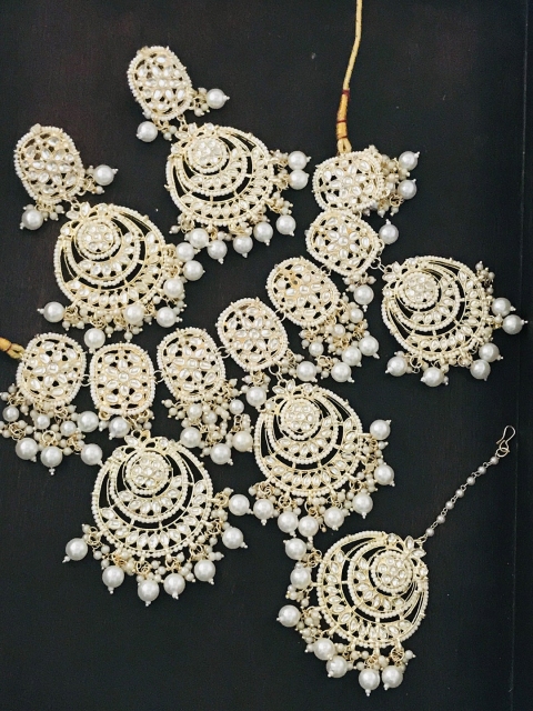 The Opal Factory Gold-Plated White Kundan Studded Jadau Jewellery Set With Maang Tika
The Opal Factory Gold-Plated White Kundan Studded Jadau Jewellery Set With Maang Tika