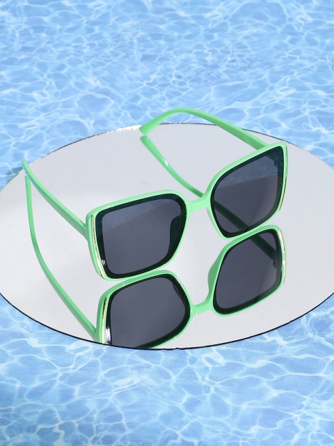 HAUTE SAUCE by Campus Sutra Women Black Lens & Green Oversized Sunglasses with Polarised Lens
HAUTE SAUCE by Campus Sutra Women Black Lens & Green Oversized Sunglasses with Polarised Lens