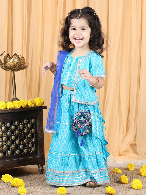 kidcetra Girls Blue & White Cotton Embellished Ready to Wear Lehenga & Blouse With Dupatta
kidcetra Girls Blue & White Cotton Embellished Ready to Wear Lehenga & Blouse With Dupatta