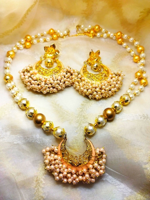 Kshitij Jewels Gold-Plated White & Peach-Coloured Stone-Studded & Pearl Beaded Jewellery Set
Kshitij Jewels Gold-Plated White & Peach-Coloured Stone-Studded & Pearl Beaded Jewellery Set