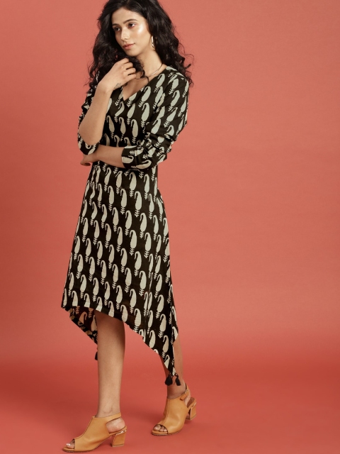 Taavi Women Black & Cream-Coloured Bagru Hand Block Print Sustainable Kurta with Tassels
Taavi Women Black & Cream-Coloured Bagru Hand Block Print Sustainable Kurta with Tassels