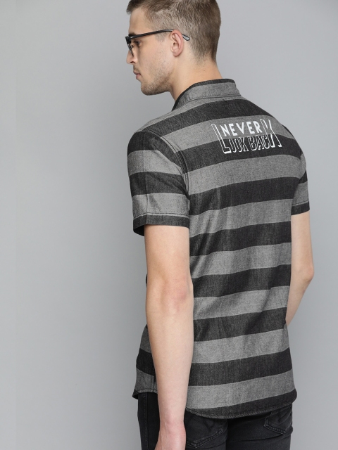 Wrangler Men Black & Grey Boston Slim Fit Striped Casual Shirt With Printed Detailing
Wrangler Men Black & Grey Boston Slim Fit Striped Casual Shirt With Printed Detailing