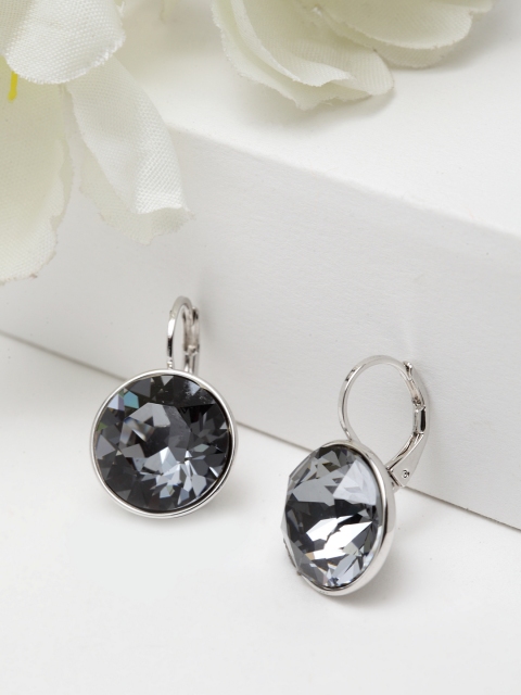 AVANT-GARDE PARIS Grey & Silver-Toned Rhodium-Plated Diamond Shaped Drop Earrings
AVANT-GARDE PARIS Grey & Silver-Toned Rhodium-Plated Diamond Shaped Drop Earrings