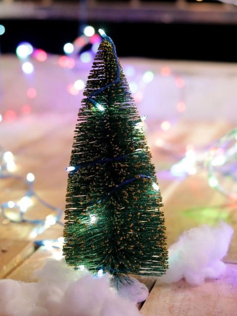 TAYHAA Green & Gold-Toned Christmas Tree Showpiece