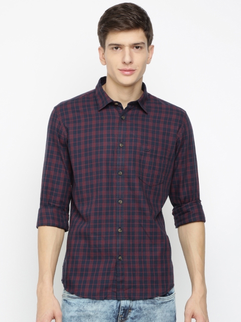 Crocodile Men Navy Blue & Red Slim Fit Checked Casual Shirt