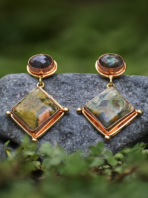 ZeroKaata Gold-Plated & Green Handcrafted Riolite and Labrodorite Studded Drop Earrings
ZeroKaata Gold-Plated & Green Handcrafted Riolite and Labrodorite Studded Drop Earrings