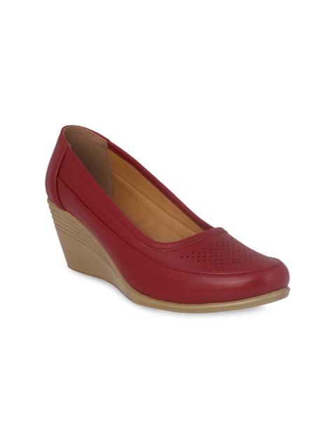 pelle albero Women Maroon Solid Pumps