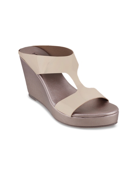 Metro Women Beige Solid Sandals