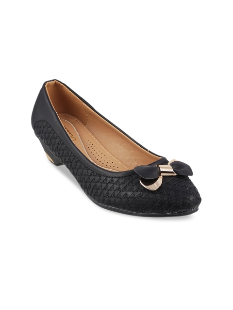 Metro Women Black Solid Pumps