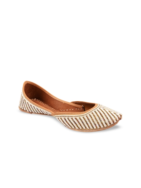 DESI COLOUR Women Cream-Coloured Embellished Leather Mojaris