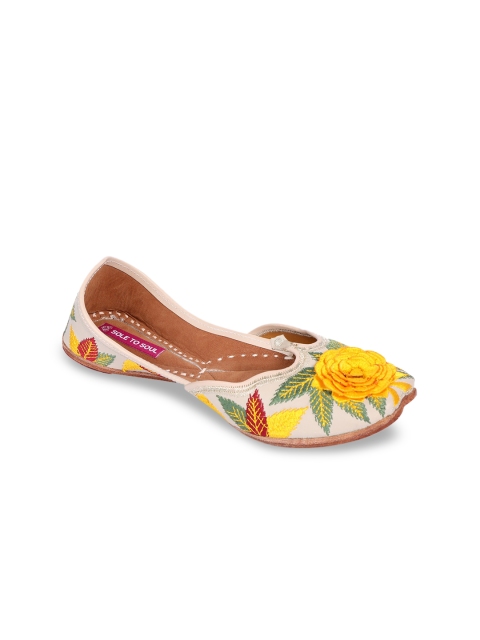 Sole To Soul Women Cream-Coloured Woven Design Mojaris