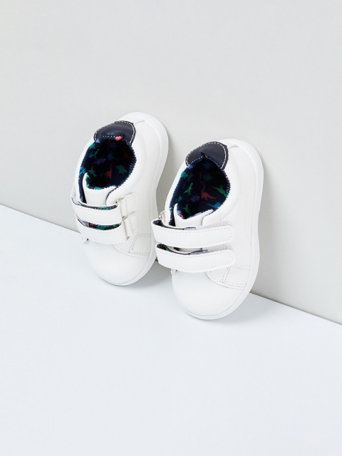 max Boys White Solid Sneakers