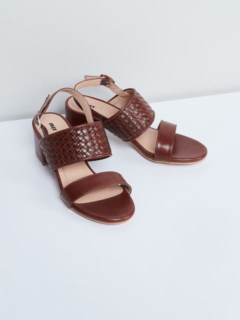 max Women Brown Textured Sandals