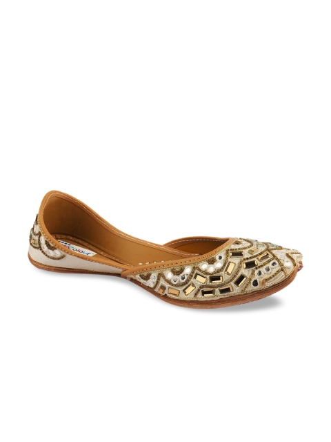 DESI COLOUR Women Gold-Toned Embellished Leather Mojaris