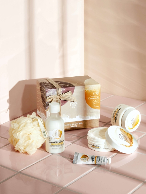 THE BODY SHOP Soothing Almond Milk & Honey Bath & Body Care Premium Sustainable Collection 730 ml, Cream
THE BODY SHOP Soothing Almond Milk & Honey Bath & Body Care Premium Sustainable Collection 730 ml, Cream