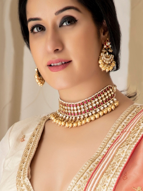 rubans LUXURY Gold-Toned & Pink Ruby & Stone-Studded Pearl Handcrafted Jewellery Set
rubans LUXURY Gold-Toned & Pink Ruby & Stone-Studded Pearl Handcrafted Jewellery Set