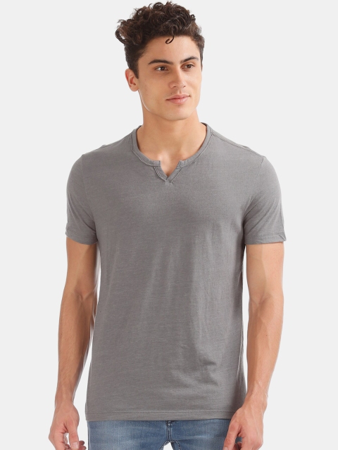 GAP Men Grey Solid Round Neck Tshirt