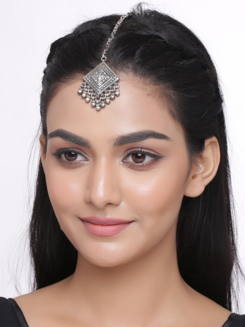 ADORN by Nikita Ladiwala 92.5% Sterling Silver Ghungroo Beaded Handcrafted Maang Tikka
ADORN by Nikita Ladiwala 92.5% Sterling Silver Ghungroo Beaded Handcrafted Maang Tikka