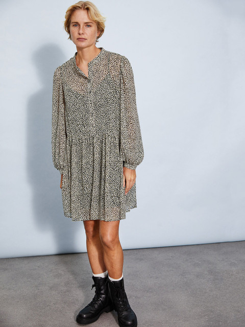 H&M Women Black & Beige Printed Wide Dress
H&M Women Black & Beige Printed Wide Dress