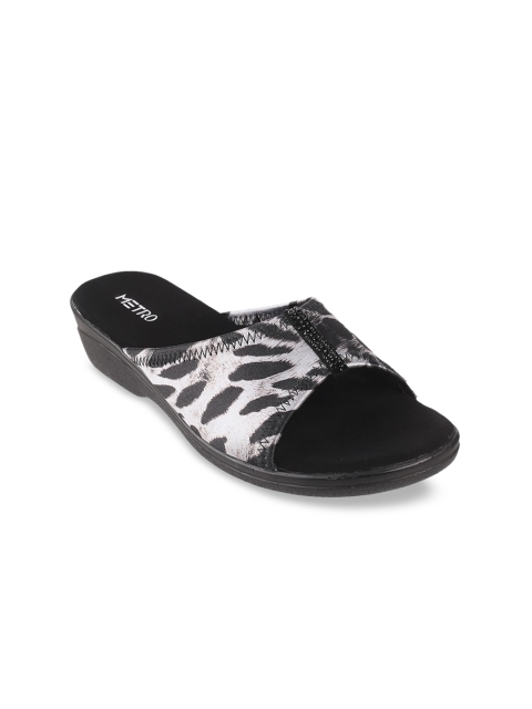 Metro Women Black & Beige Printed Sandals