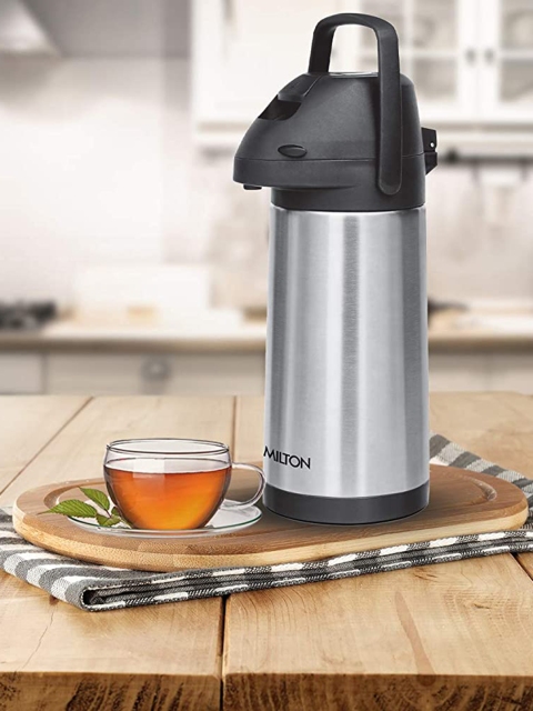 Milton Silver-Toned & Black Solid Pinnacle-2500 Thermosteel Carafe Hot & Cold Vacuum Insulated Kettle
Milton Silver-Toned & Black Solid Pinnacle-2500 Thermosteel Carafe Hot & Cold Vacuum Insulated Kettle