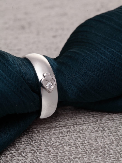 Clara Men 925 Sterling Silver Silver-Toned White Swiss Zirconia-Studded Adjustable Finger Ring
Clara Men 925 Sterling Silver Silver-Toned White Swiss Zirconia-Studded Adjustable Finger Ring