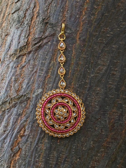 Adwitiya Collection 24CT Gold-Plated White & Magenta Pink Stone-Studded Beaded Handcrafted Maang Tikka
Adwitiya Collection 24CT Gold-Plated White & Magenta Pink Stone-Studded Beaded Handcrafted Maang Tikka
