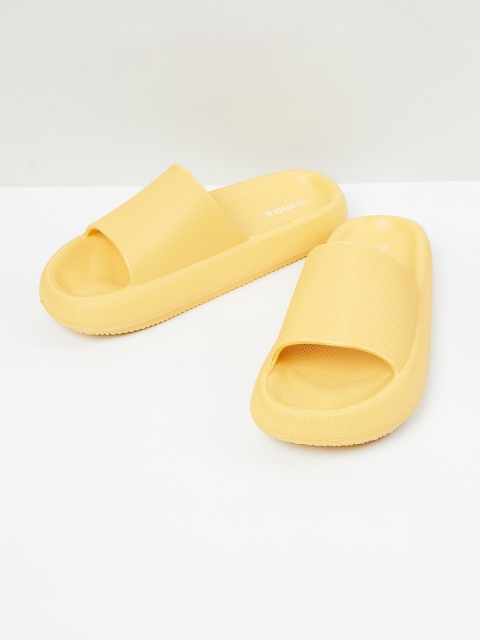 max Men Yellow Solid Sliders