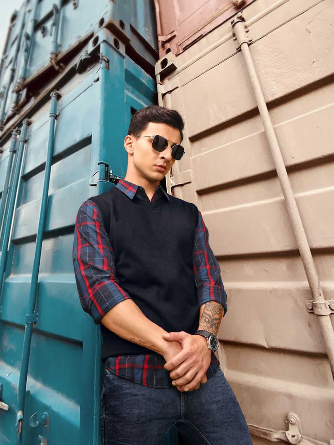 The Roadster Lifestyle Co Men Navy Blue Solid Sweater Vest-picture-27