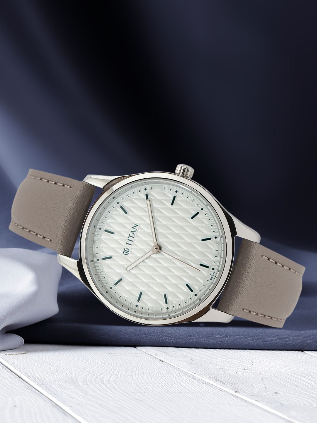 Titan Women White Analogue Watch 2639SL05