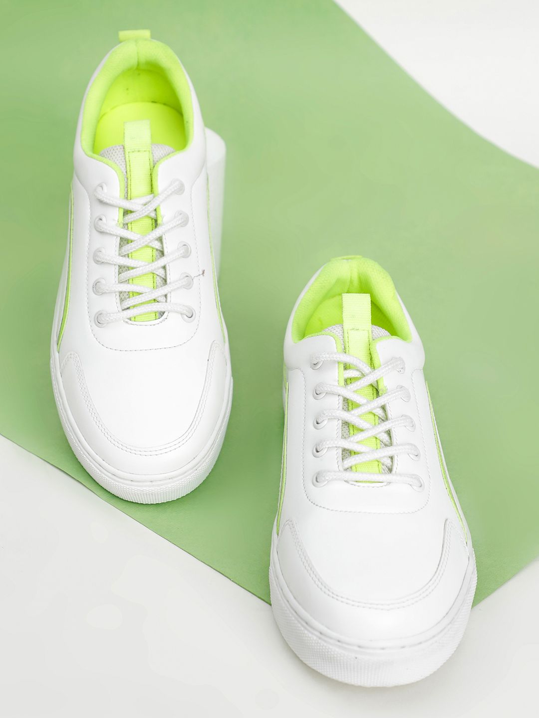 HIGHLANDER Men White & Fluorescent Green Sneakers