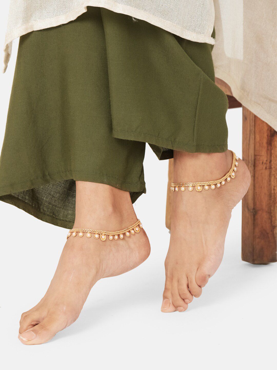 ATIBELLE Woman Gold-Toned Stone-Studded Anklet Set