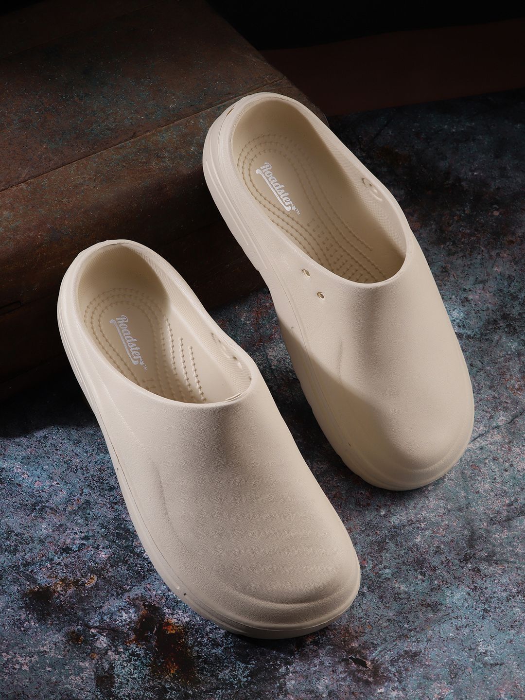Roadster Women Casual Clogs