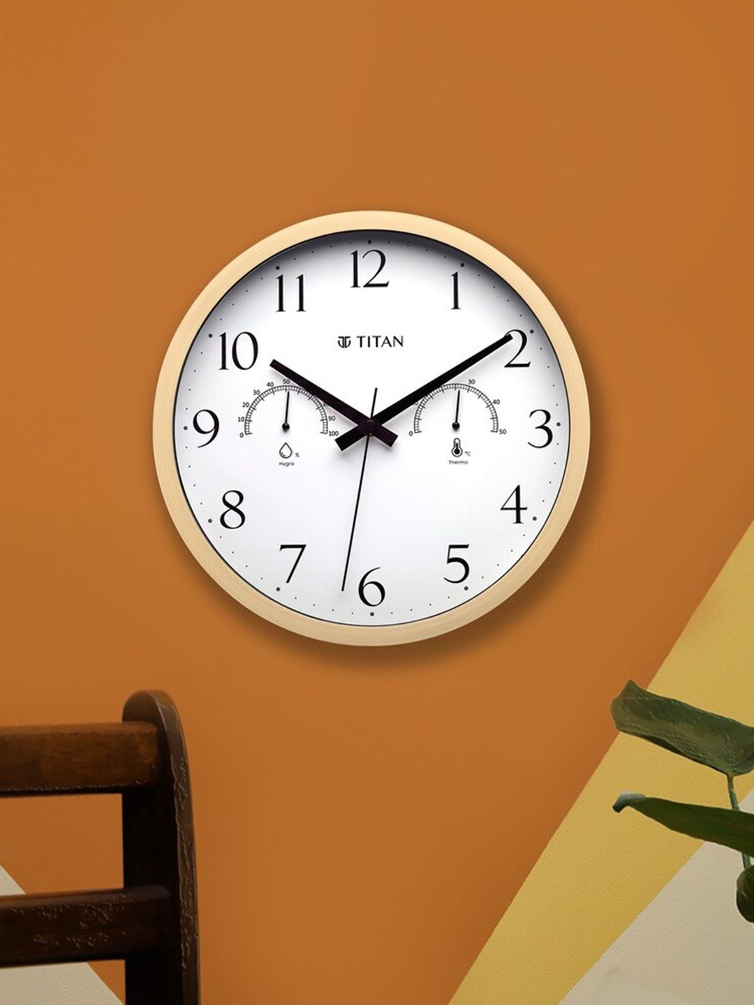 Titan Beige & White Analogue Round Contemporary Wall Clock