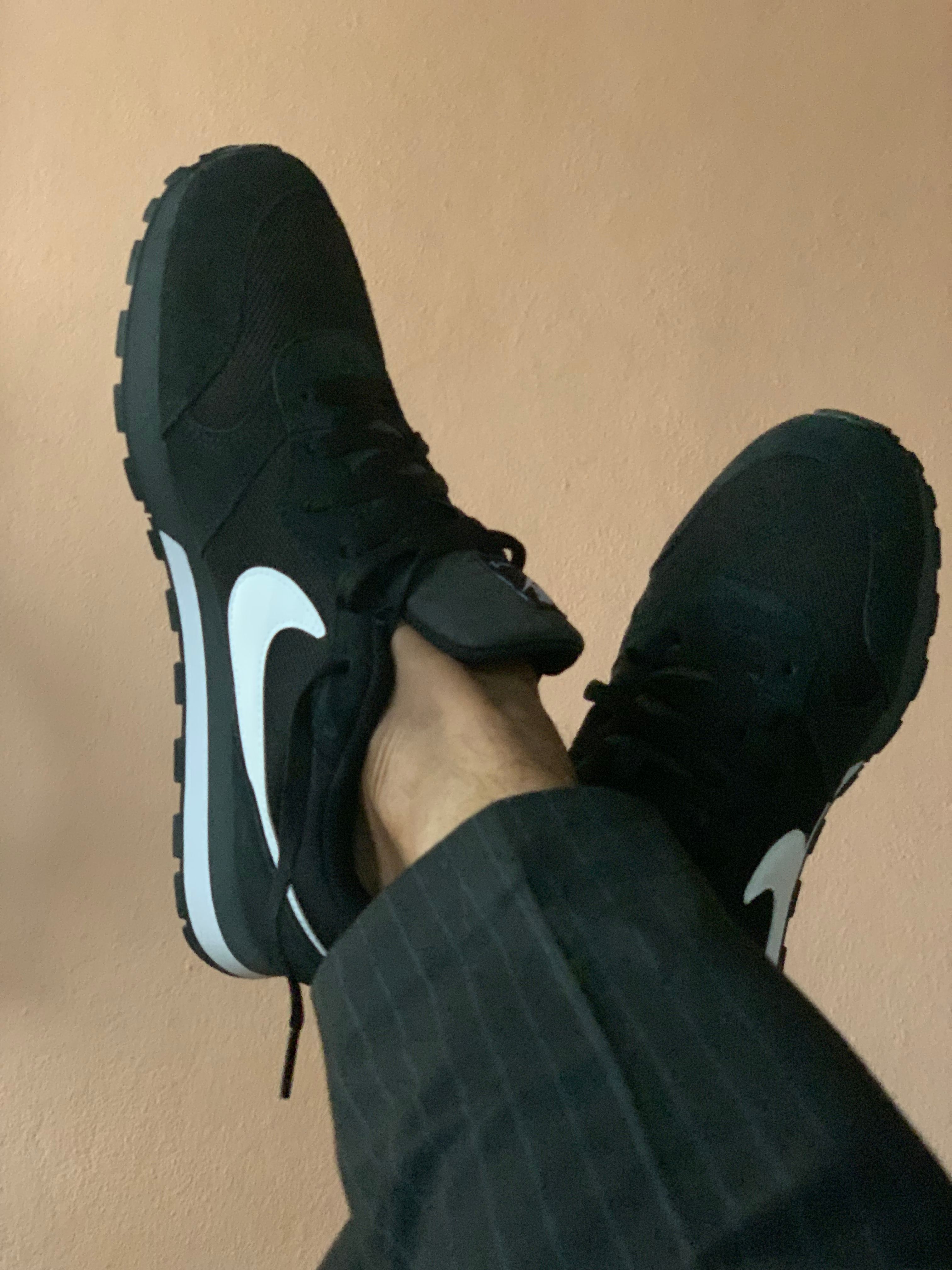 nike md runner on feet