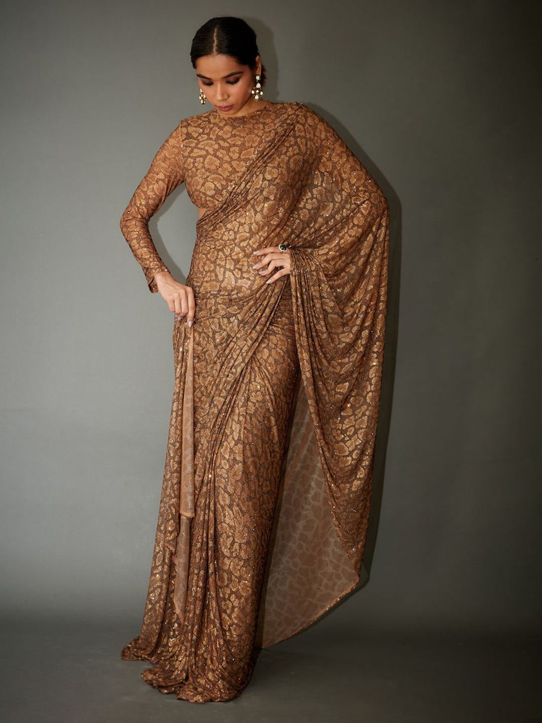 ITRH Women's Embellished Sequinned Net Party Wear Saree-picture-21