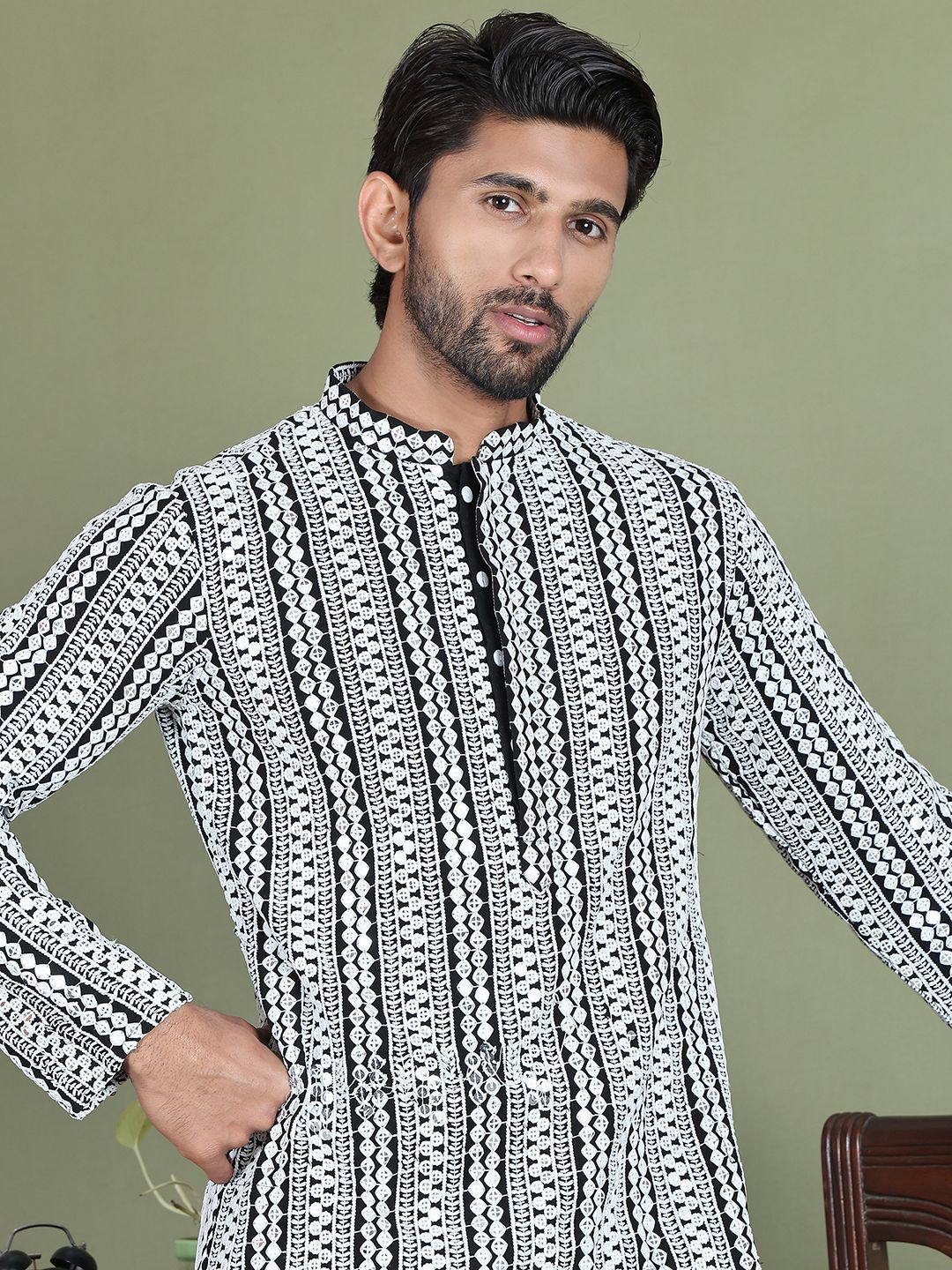 Jompers Men Geometric Embroidered Mirror Work Kurta-picture-21