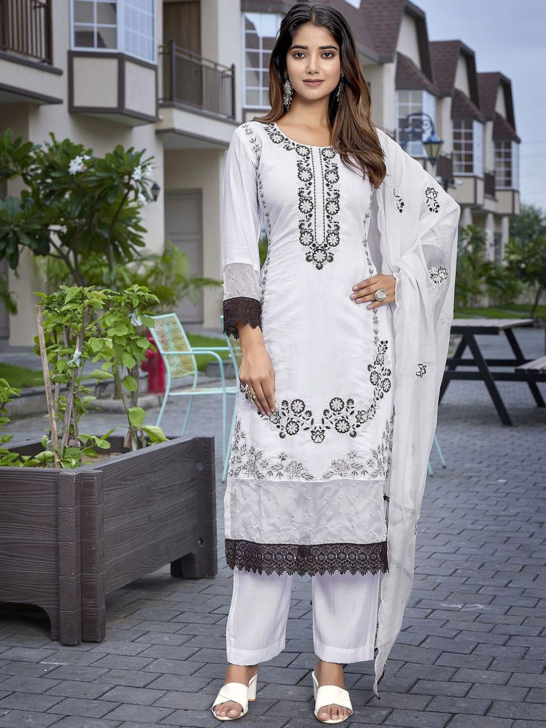 Royal Export Floral Embroidered Beads Detail Chanderi Silk Kurta with Trousers & Dupatta-image-23