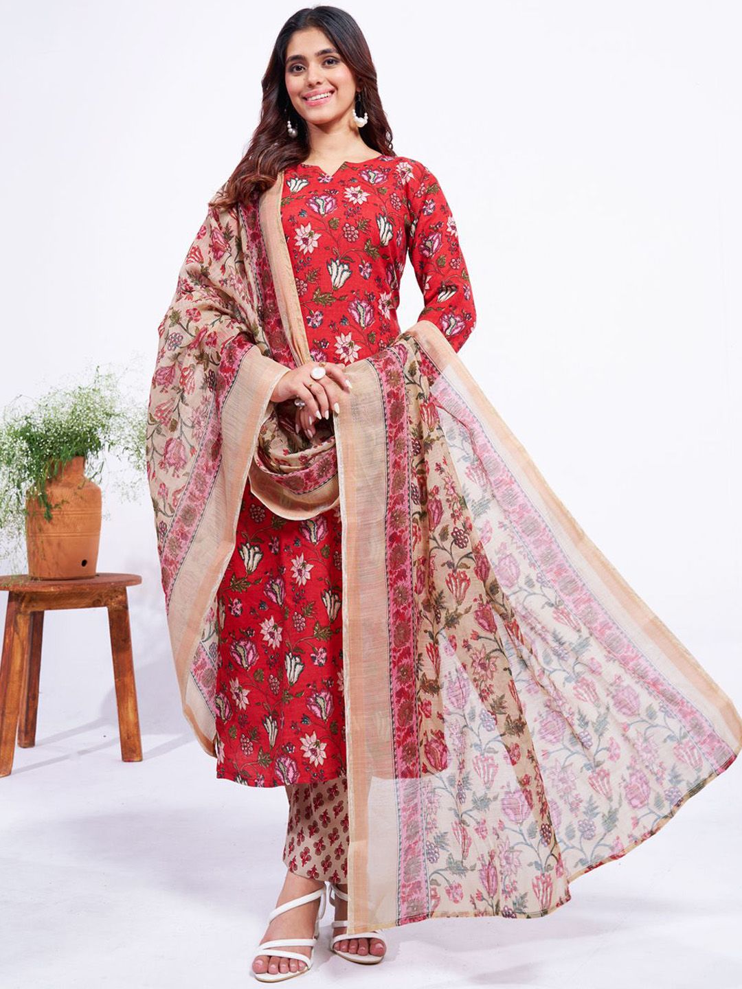 KAYOMMI Women Floral Printed Regular Kurta with Trousers & With Dupatta