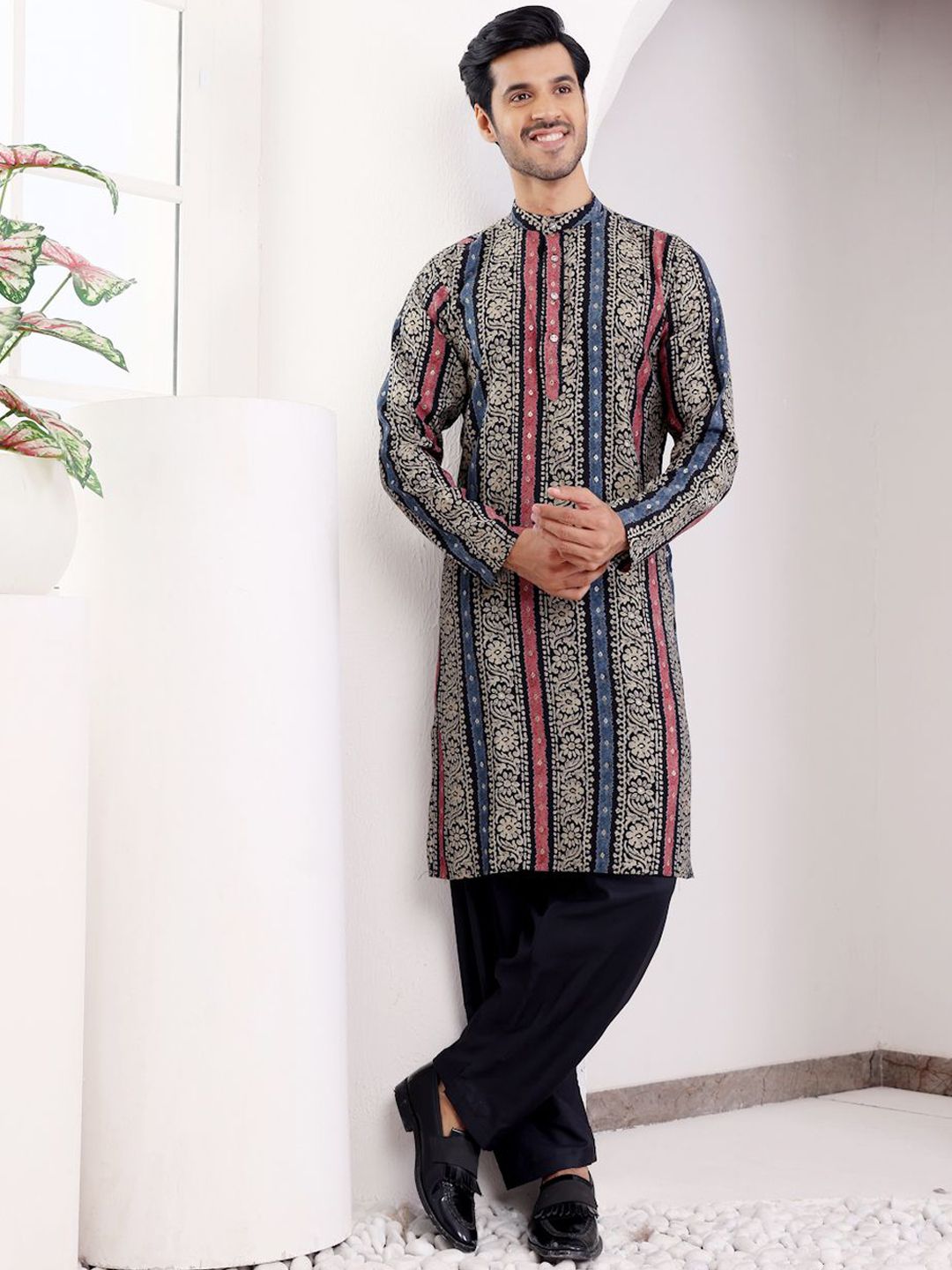 Rawayi Men Geometric Striped Mirror Work Kurta-picture-25
